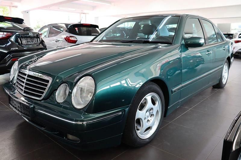 Grün Gebraucht 1999 Mercedes E280 Avantgarde Limousine | 9.970 € (Teuer) - Bild 1/4