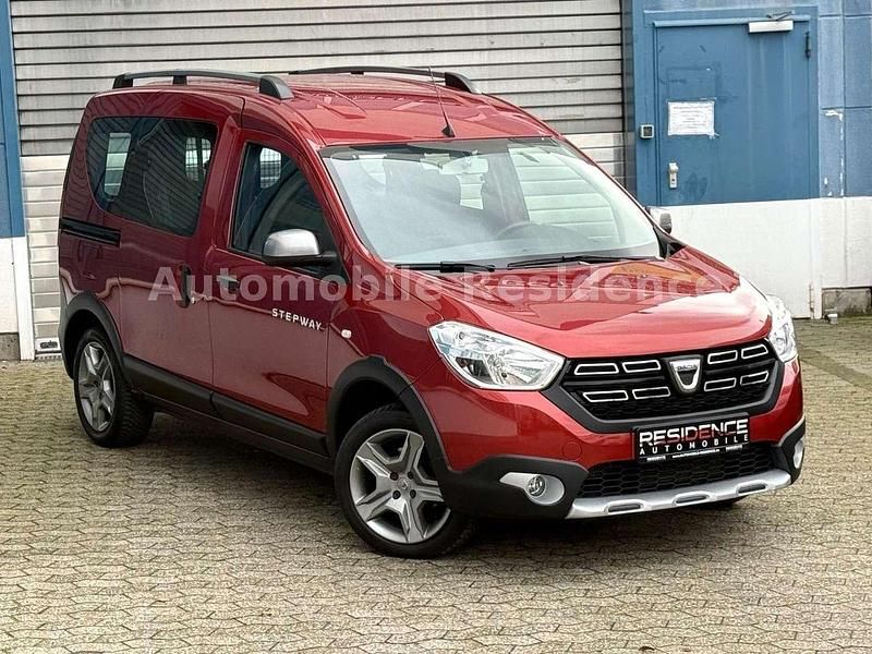 Gebraucht Dacia Dokker Stepway 131 PS (96 kW) 2021 Rot Van / Kleinbus