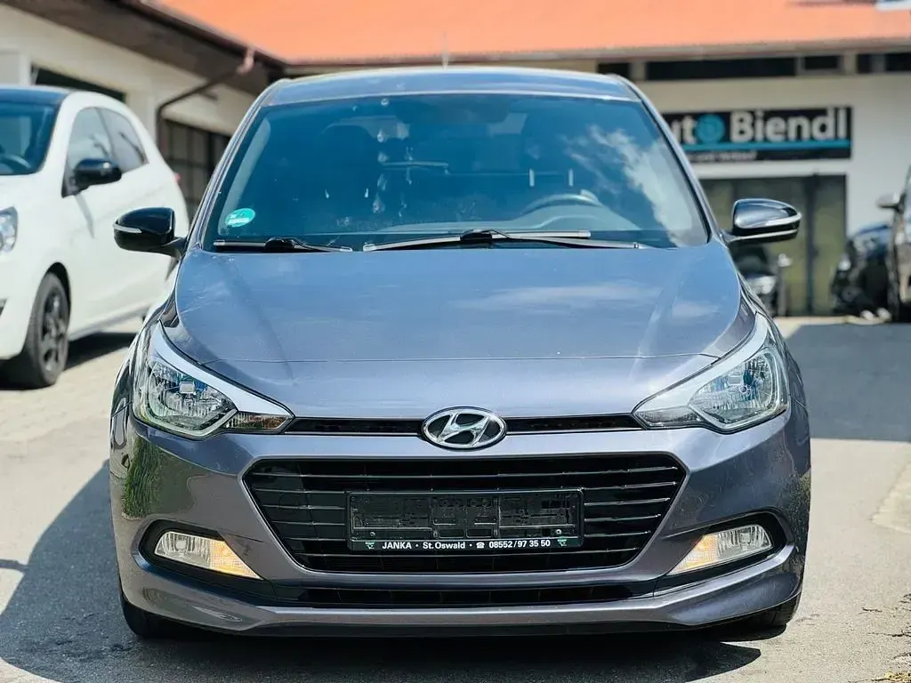 Gebraucht Hyundai i20 Passion 101 PS (74 kW) 2018 Grau Limousine