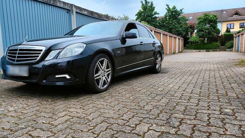 Gebraucht Mercedes E350 234 PS (172 kW) 2009 Schwarz Limousine