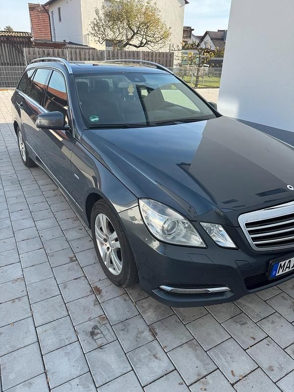 Gebraucht Mercedes E300 231 PS (169 kW) 2011 Schwarz Kombi