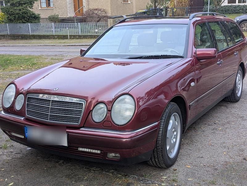 Rot Gebraucht 1999 Mercedes E320 Kombi | 5.800 € (Fairer Preis) - Bild 1/4