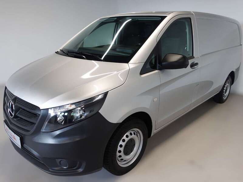 Brillantsilber metallic Gebraucht 2019 Mercedes Vito Van / Kleinbus | 18.490 € (Fairer Preis) - Bild 1/4