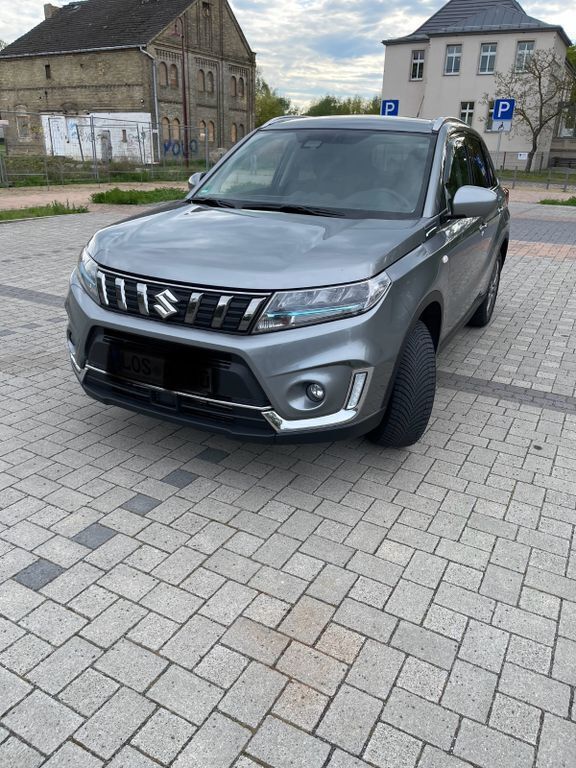 Grau Gebraucht 2021 Suzuki Vitara Comfort SUV | 17.900 € (Guter Preis) - Bild 1/4