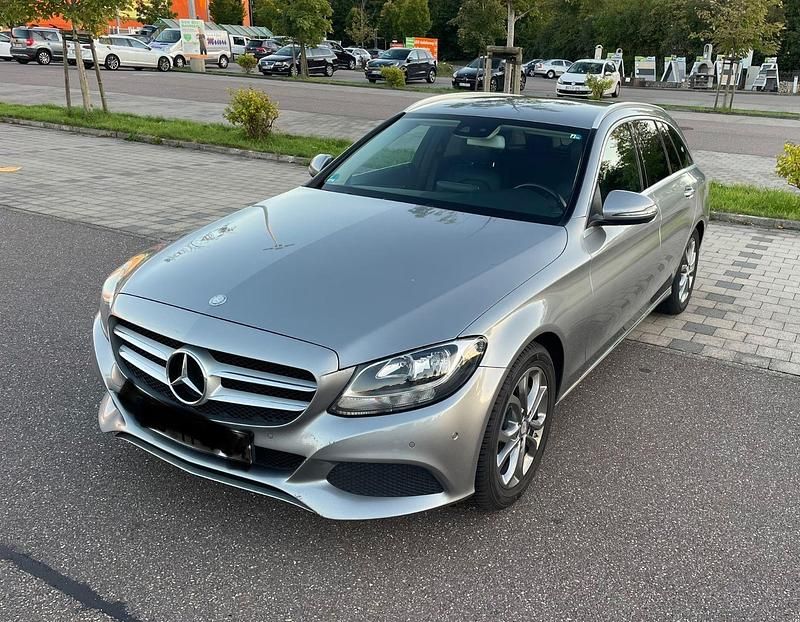 Grau Gebraucht 2016 Mercedes 220 Kombi | 18.500 € - Bild 1/4