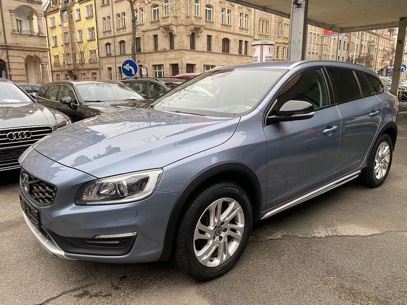 Gebraucht Volvo V60 CC Summum 190 PS (139 kW) 2017 Blau Kombi