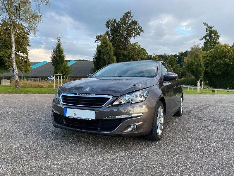 Grau Gebraucht 2013 Peugeot 308 Active Limousine | 8.499 € (Fairer Preis) - Bild 1/4