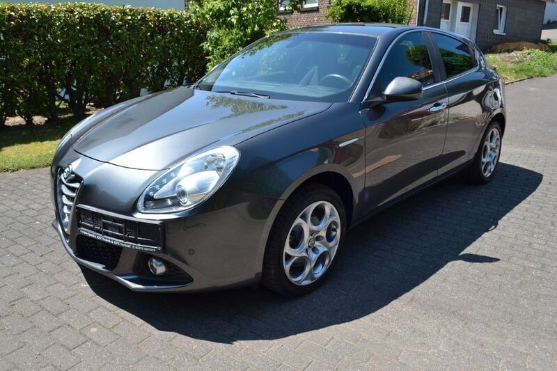 Grau Gebraucht 2015 Alfa Romeo Giulietta Turismo Kleinwagen | 13.499 € (Teuer) - Bild 1/4