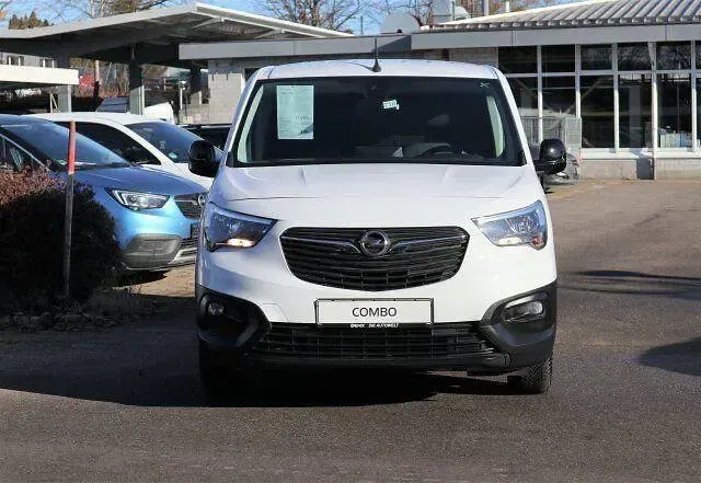 Używany Opel Combo 102 KM (75 kW) 2023 Biały Minivan