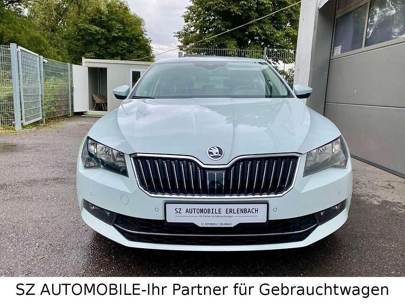 Weiß Gebraucht 2018 Skoda Superb Ambition Kombi | 16.099 € (Guter Preis) - Bild 1/4