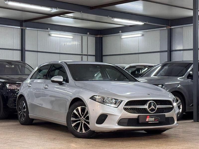 Silber Gebraucht 2020 Mercedes A180 Business Limousine | 21.390 € (Guter Preis) - Bild 1/4
