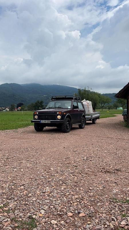 Rot Gebraucht 2011 Lada niva SUV | 2.100 € - Bild 1/4