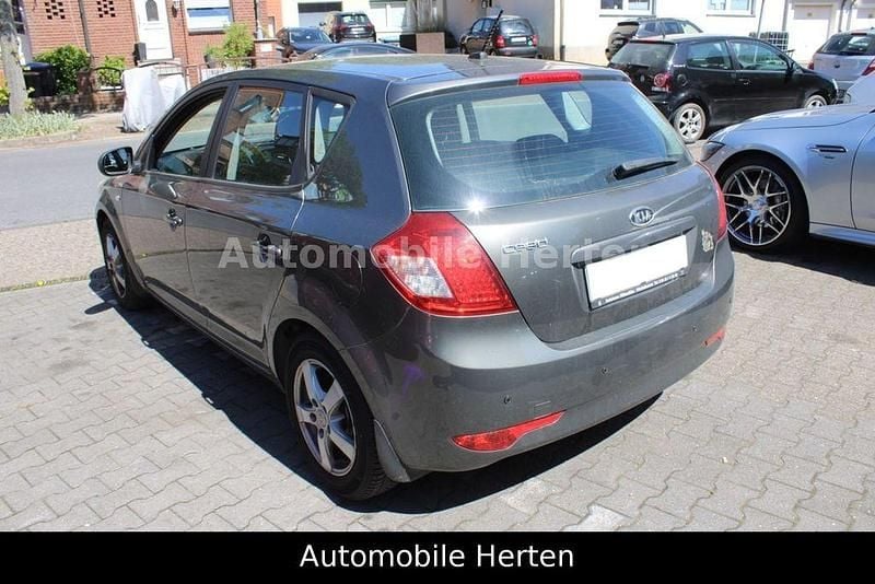Usado Kia Ceed 105 HP (77 kW) 2011 Prateado Citadino