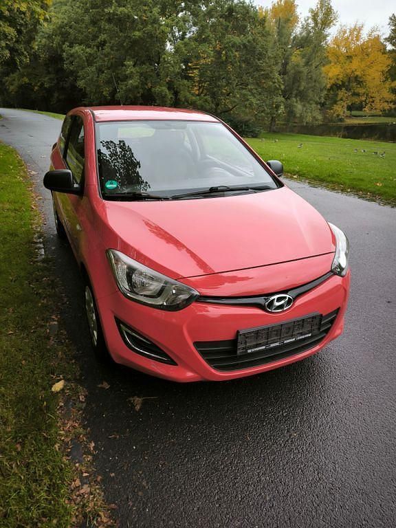 Rot Gebraucht 2013 Hyundai i20 Classic Kleinwagen | 2.299 € (Guter Preis) - Bild 1/4