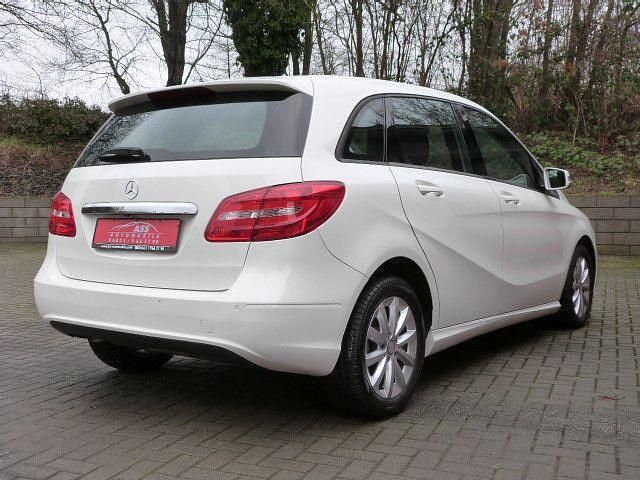 Gebraucht Mercedes B180 Edition 122 PS (89 kW) 2013 Weiß Van / Kleinbus