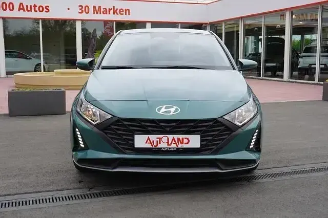 Neu Hyundai i20 79 PS (58 kW) 2025 Mangrovegreenmet. Kleinwagen