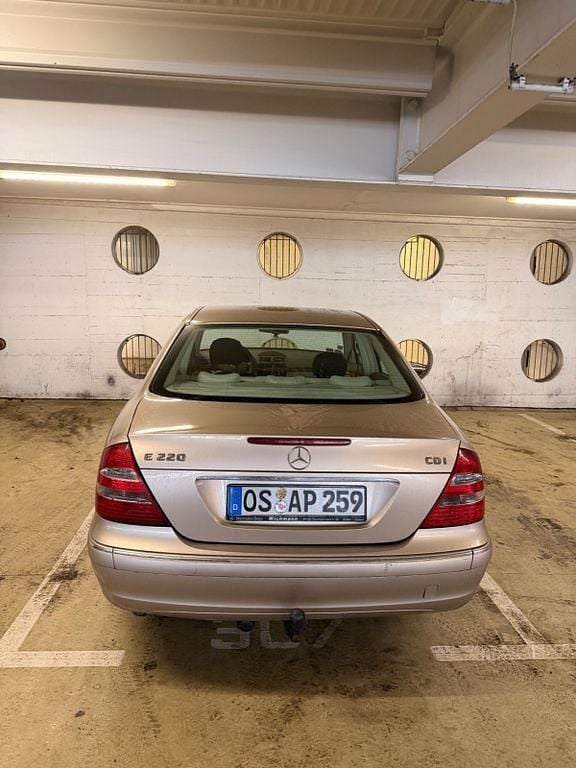 Gebraucht Mercedes E220 Elegance 150 PS (110 kW) 2002 Gold Limousine