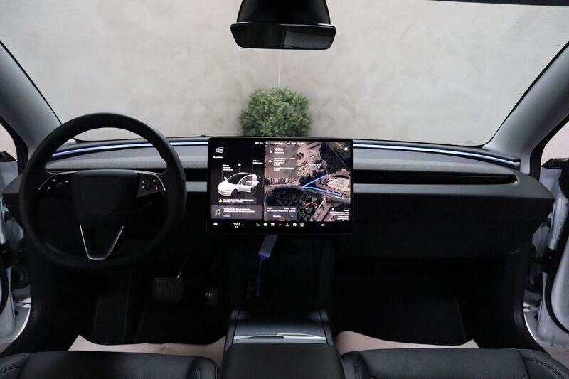 Gebraucht Tesla Model 3 Standard Range 208 kW (283 PS) 2024 Pearl white multicoat Limousine