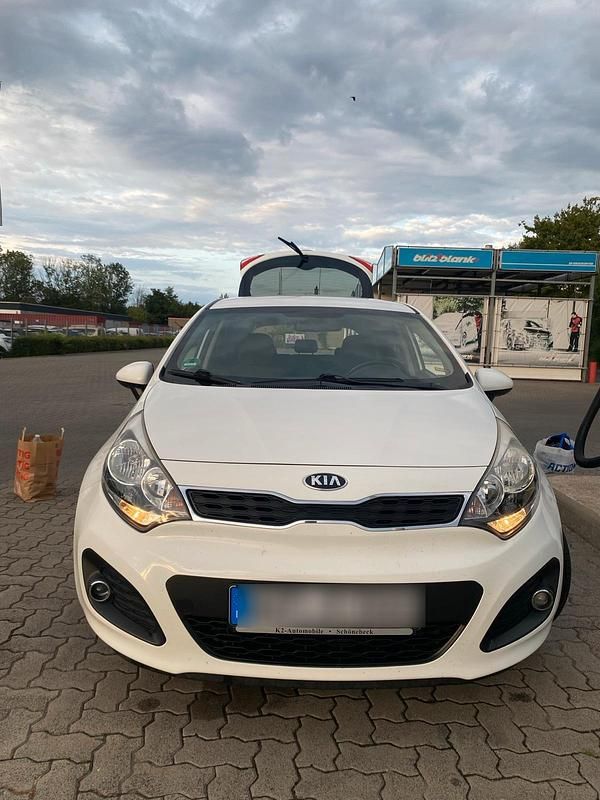 Weiß Gebraucht 2014 Kia Rio 2 Limousine | 6.400 € (Etwas zu teuer) - Bild 1/4