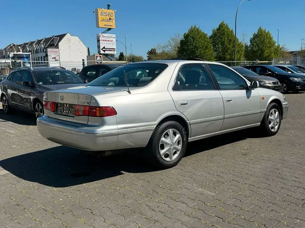 Gebraucht Toyota Camry 131 PS (96 kW) 2000 Silber Limousine