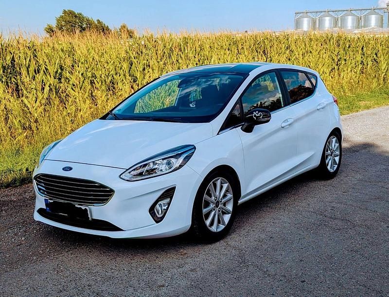 Weiß Gebraucht 2017 Ford Fiesta Titanium Kleinwagen | 7.300 € (Guter Preis) - Bild 1/4