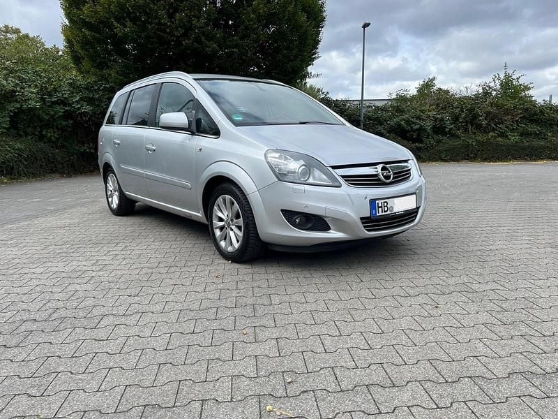 Silber Gebraucht 2013 Opel Zafira Family Van / Kleinbus | 6.900 € (Fairer Preis) - Bild 1/4