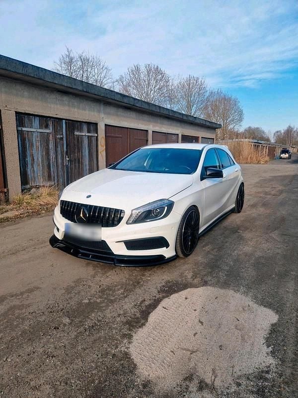 Gebraucht Mercedes A180 183 PS (134 kW) 2012 Weiß Kleinwagen
