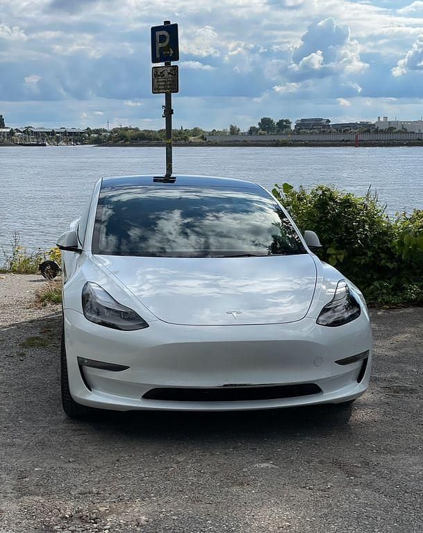 Weiß Gebraucht 2021 Tesla Model 3 Limousine | 32.700 € (Etwas zu teuer) - Bild 1/2