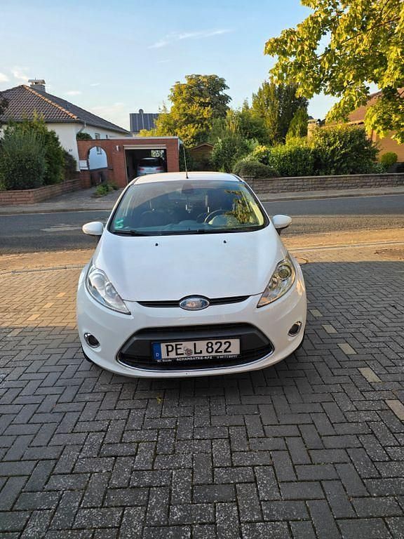 Weiß Gebraucht 2010 Ford Fiesta Titanium Kleinwagen | 3.950 € (Fairer Preis) - Bild 1/4