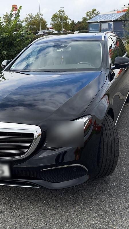 Schwarz Gebraucht 2017 Mercedes E220 Exclusive Kombi | 23.000 € (Fairer Preis) - Bild 1/4