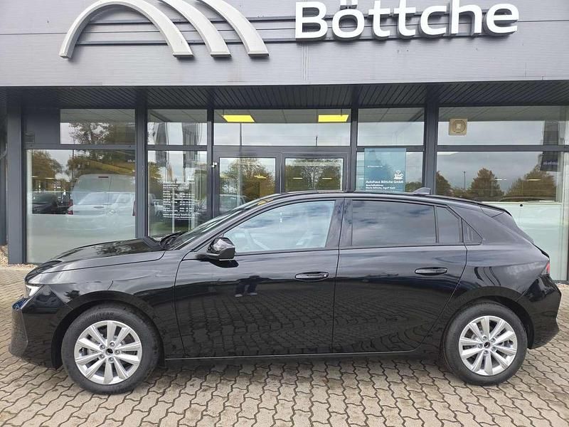 Neu Opel Astra Edition 131 PS (96 kW) 2025 Lackierung schwarz perla nera/ Limousine
