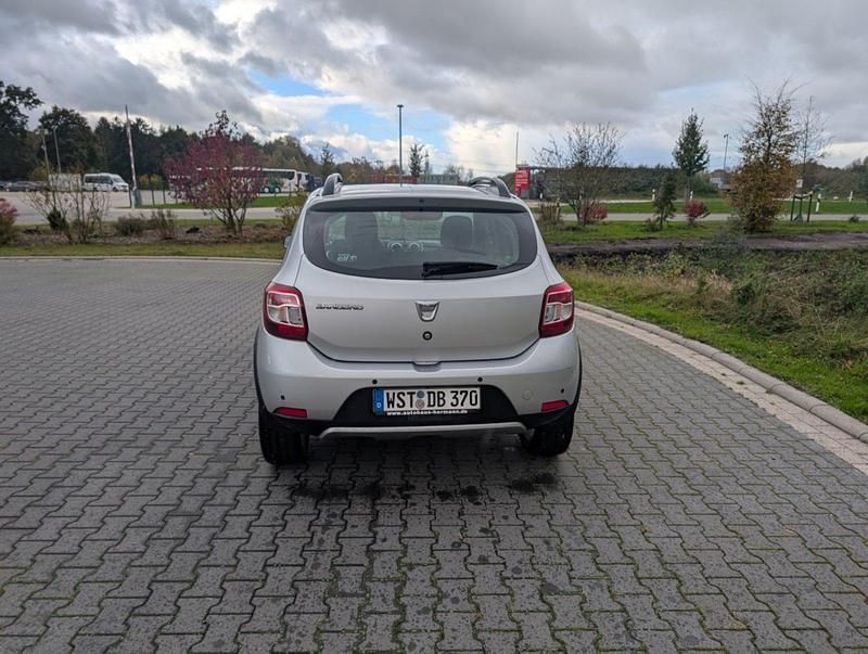 Gebraucht Dacia Sandero Prestige 90 PS (66 kW) 2013 Silber Kleinwagen