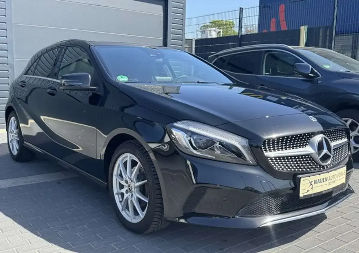 Gebraucht Mercedes A180 109 PS (80 kW) 2016 Schwarz Limousine