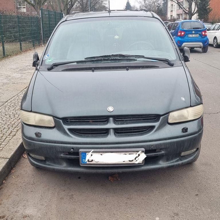 Grün Gebraucht 2000 Chrysler Grand Voyager Van / Kleinbus | 1.599 € - Bild 1/4