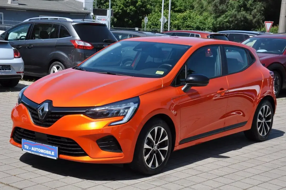 Używany Renault Clio V Equilibre 143 KM (105 kW) 2023 Pomarańczowy Hatchback