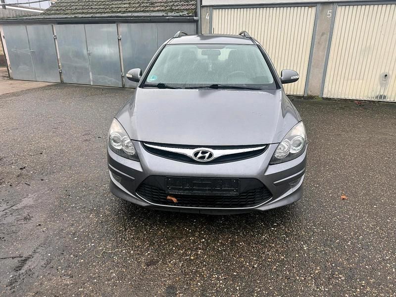 Grau Gebraucht 2012 Hyundai i30 Kombi | 2.800 € (Superpreis) - Bild 1/4