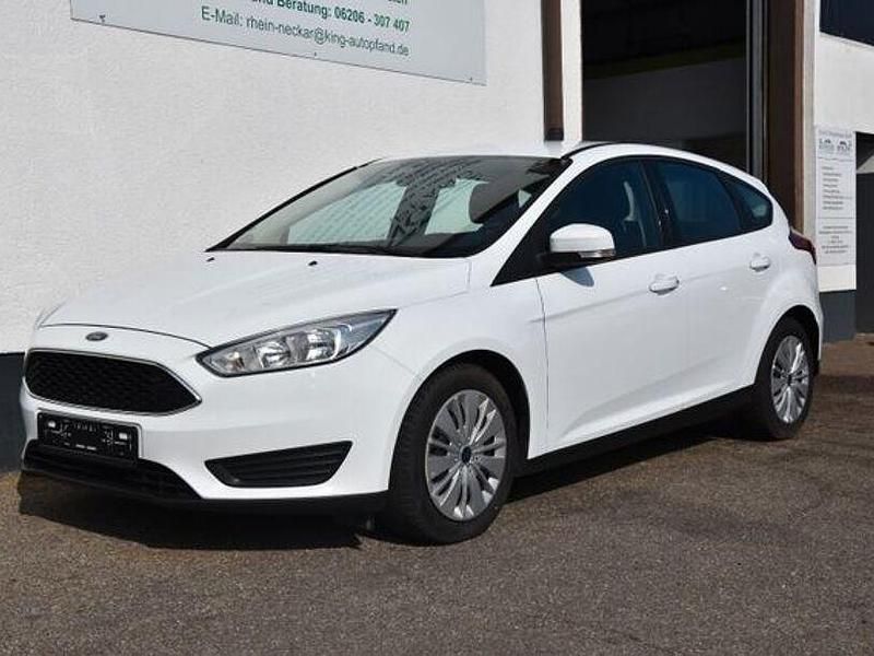 Weiß Gebraucht 2015 Ford Focus Trend Limousine | 8.290 € (Fairer Preis) - Bild 1/4