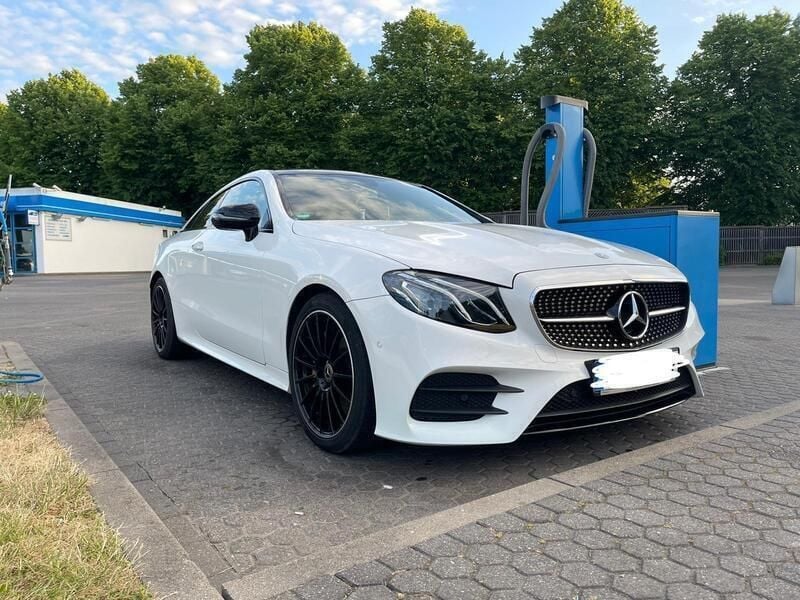 Weiß Gebraucht 2018 Mercedes E300 AMG line Coupé | 36.400 € (Etwas zu teuer) - Bild 1/4