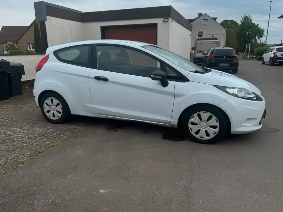 Gebraucht Ford Fiesta 65 PS (47 kW) 2012 Weiß Kleinwagen