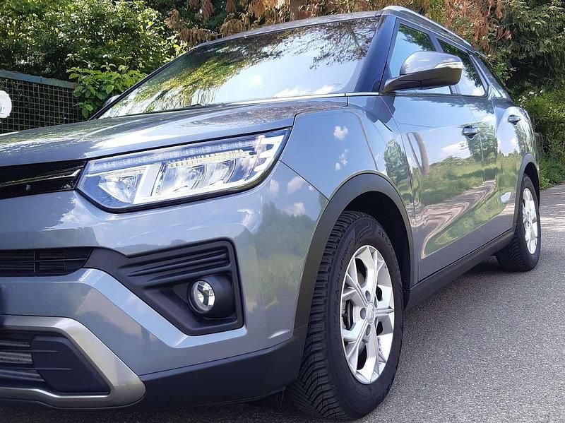 Grau Gebraucht 2024 Ssangyong (KGM) Tivoli Quartz SUV | 21.500 € (Teuer) - Bild 1/4