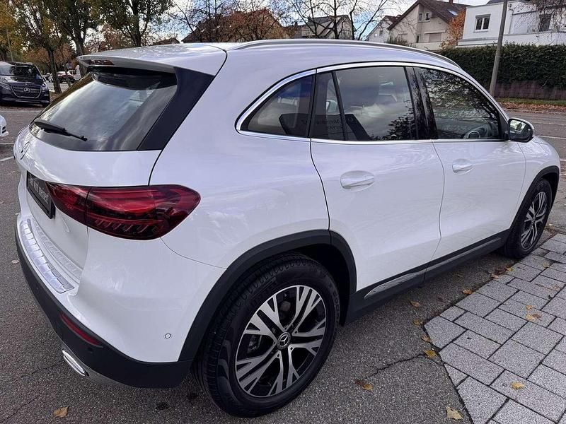 Gebraucht Mercedes GLA200 Progressive 163 PS (119 kW) 2023 Unilack polarweiß SUV