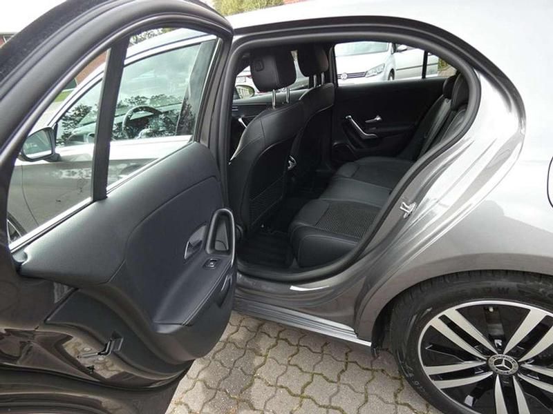 Gebraucht Mercedes A200 Progressive 150 PS (110 kW) 2022 Mountaingrau Limousine