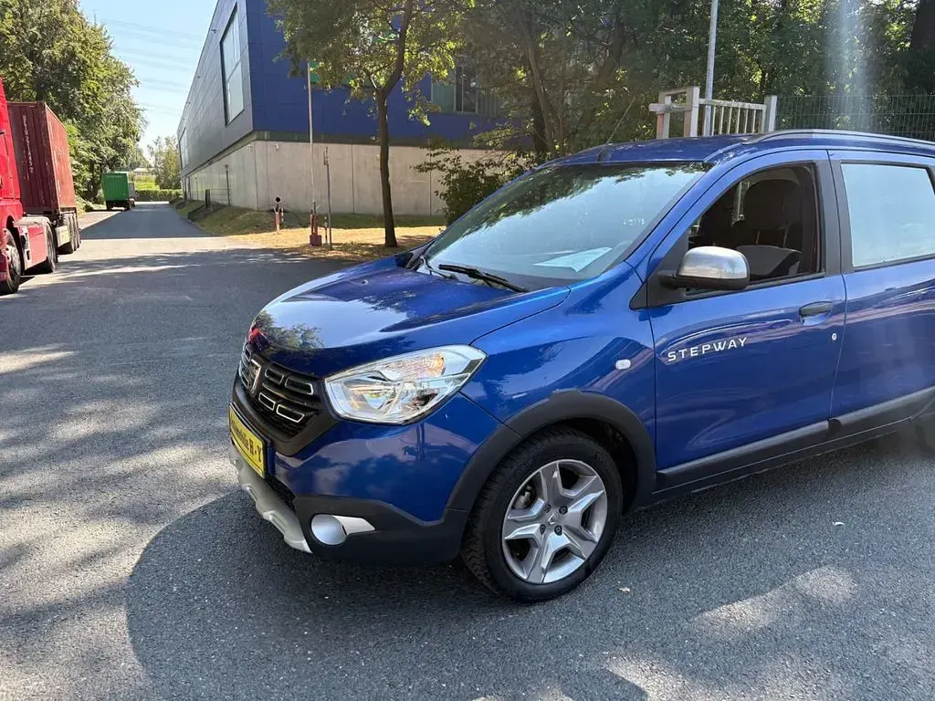Gebraucht Dacia Lodgy Stepway 131 PS (96 kW) 2022 Blau Van / Kleinbus