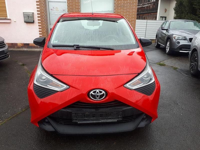 Gebraucht Toyota Aygo 72 PS (52 kW) 2018 Rot Kleinwagen