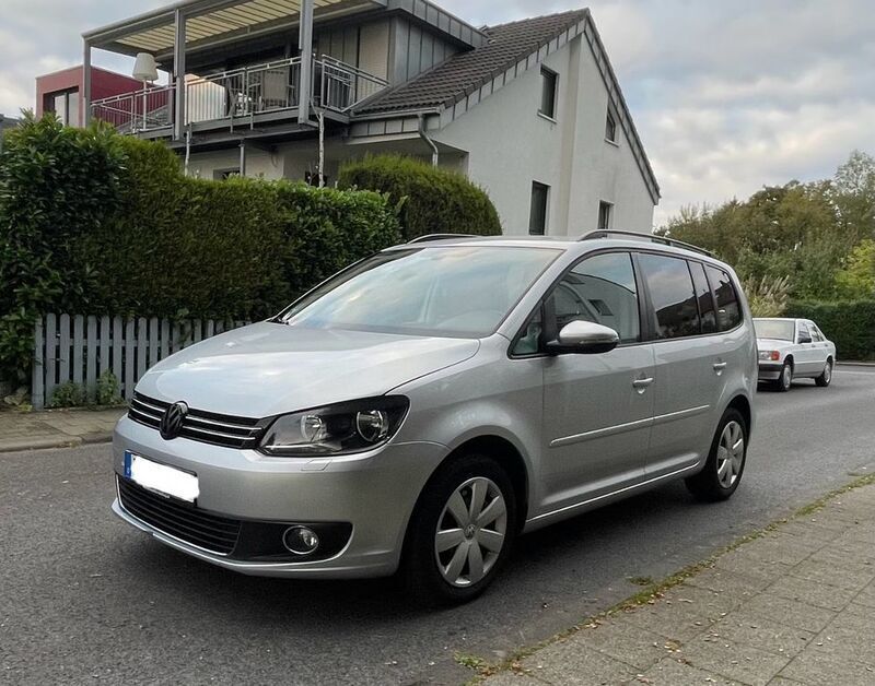 Grau Gebraucht 2013 VW Touran Van / Kleinbus | 8.199 € (Guter Preis) - Bild 1/4