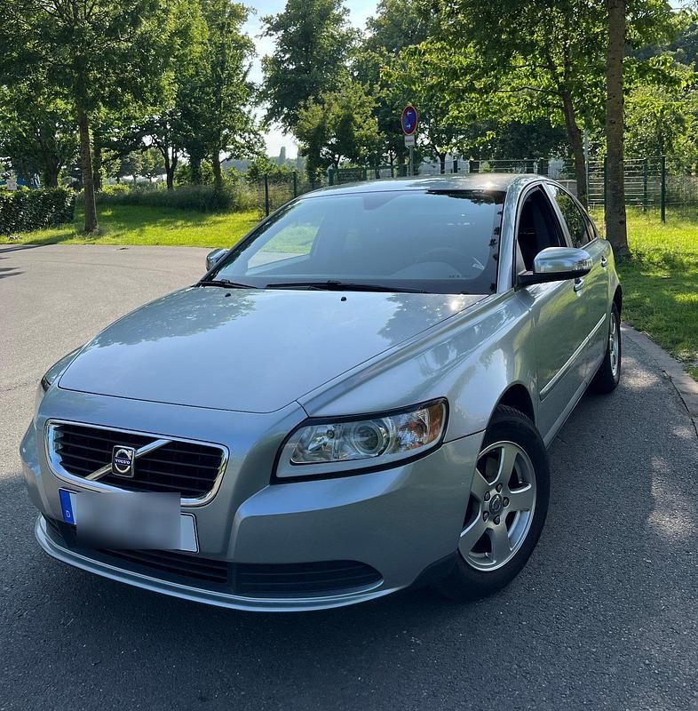 Silber Gebraucht 2010 Volvo S40 Kinetic Limousine | 8.900 € - Bild 1/4