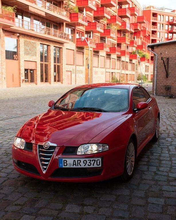 Rot Gebraucht 2004 Alfa Romeo GT Distinctive Coupé | 14.000 € - Bild 1/4