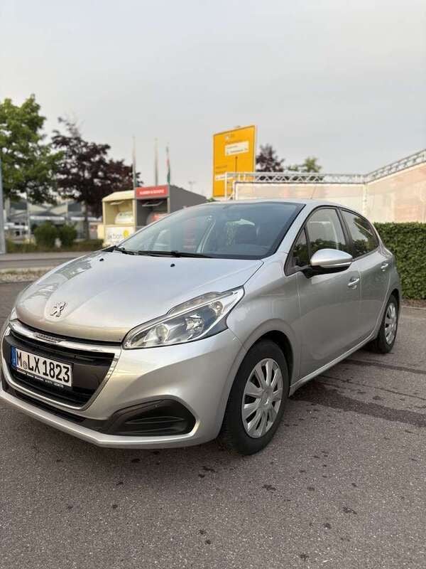 Grau Gebraucht 2017 Peugeot 208 Kleinwagen | 4.500 € (Guter Preis) - Bild 1/4