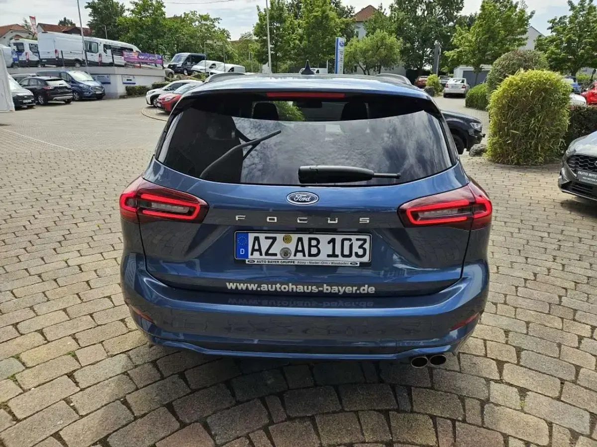 Gebraucht Ford Focus ST-Line 155 PS (114 kW) 2024 Chrome blue metallic Limousine