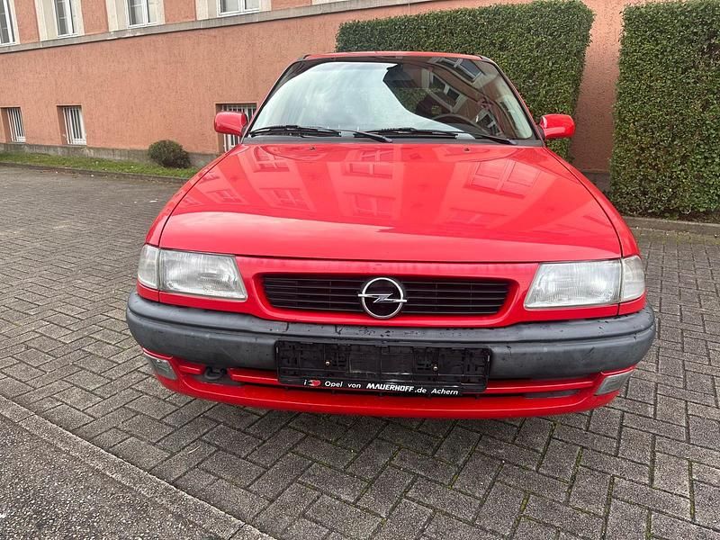 Rot Gebraucht 1996 Opel Astra Limousine | 2.450 € (Fairer Preis) - Bild 1/4